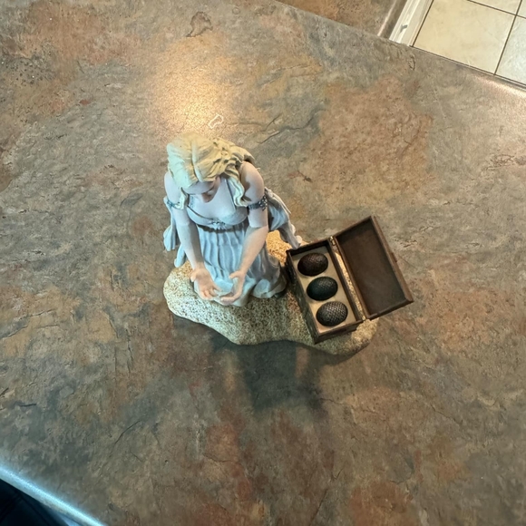 Mother of Dragons Game of Thrones HBO Figurine Daenerys Targaryen - Picture 1 of 4